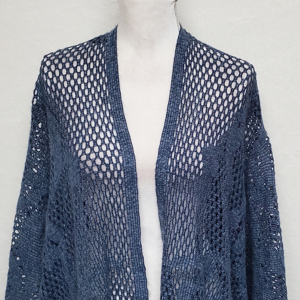 90s Vintage Dusty Blue Lightweight Soft Open Weave Curlicue Fringe Poncho OSFA - Picture 6 of 14
